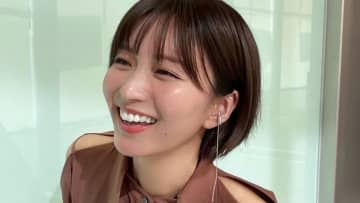 岡崎紗絵 ふんわり“萌え袖”カーディガン＆ニット帽の冬コーデ披露！色づく木々を背景にしたおでかけショットに「おしゃれすぎ」と反響