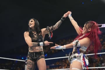 大人気美女レスラー＆日本人女子のタッグが待望復活！ フェイスガード貫く“満開スマイル”2ショットが大反響「マジで待ってた」