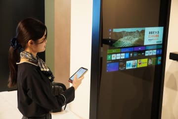 KAMIYA、31.5型4Kモニター内蔵のデザインドア「MILAOS」。ドア前のデッドスペースを有効活用