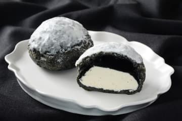 ローソンの真っ黒スイーツ、バニラクリームのクッキーシュー＆ほろ苦チョコソース入りもっちりロール