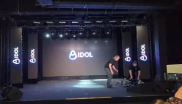 ロシア初のAI搭載人型ロボット、お披露目でバランス崩し転倒＝中国ネット「ウオッカで二日酔い？」