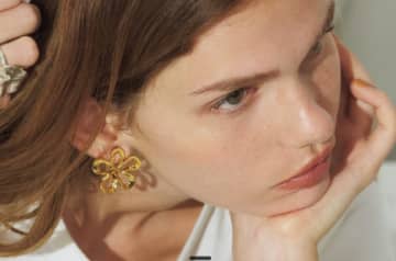 シンプルな服の「物足りないを解決」上品な人がつけている「可愛いアクセサリー」