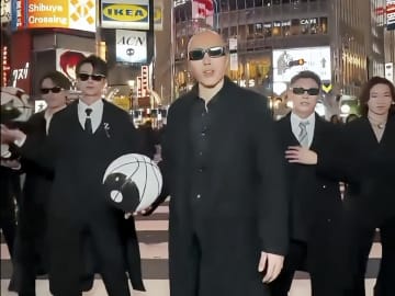 渋谷スクランブル交差点で中国ダンスグループがパフォーマンス、中国ネット「通行の邪魔」