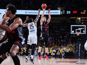 開幕節の再戦はアルバルク東京に軍配…第4Qに宇都宮ブレックスを圧倒、サイズの決勝点で接戦を制す