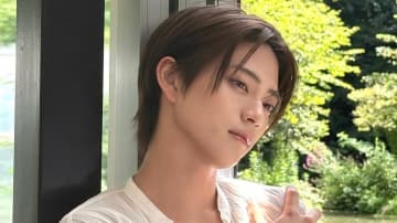 「ビジュ良すぎ」岩瀬洋志 “王子様”姿での神秘的なショット披露！大自然の中で光が降り注がれる姿やギャップある笑顔に「透明感と世界観が完璧」