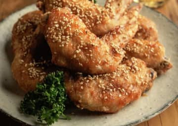 「賛否両論」笠原将弘さんがおそうざいのコツを伝授。お店レベルに仕上がる「手羽先の名古屋風甘辛だれ」のレシピ