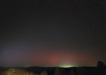 北海道でオーロラ観測　夜空にきらめく赤色