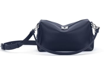 フェンディのメンズバッグ「フェンディ ルイ」“FF”ロゴナイロン＆レザーバッグにブルーの新色