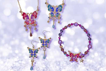 アナ スイの蝶ジュエリー、“ピンクorブルー”煌めくラメ入りピアス＆ビーズブレスレット