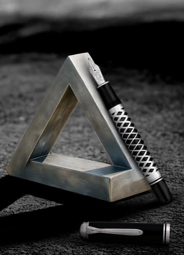 ペリカン特別生産品万年筆「M805メタルスリーブ」のモダンな佇まいが話題に。精巧なデザインが持つ人へ与える「誇り」とは