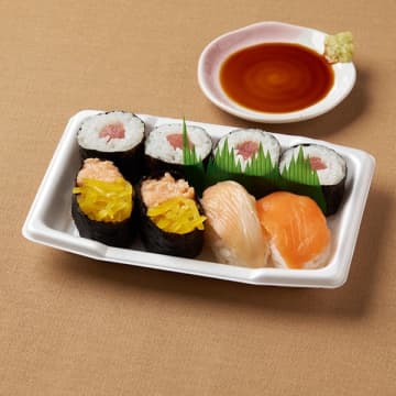 サーモンたくあん軍艦・焼きハラスにぎり・サーモンにぎり・ねぎとろ巻寿司の4種類が楽しめて税込498円! ファミリーマートが「まぐろ&サーモン寿司セット」を発売