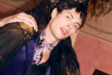 エトロ、キンプリ髙橋海人が描く“手”モチーフのペイズリー柄スカーフにクリスマス限定色