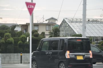 プリウスが 一時停止 を無視して “そのままの速度” で交差点に侵入『直進車に突っ込む』助手席には“ゴミの山”　ネットで話題に「車内で生活してる人？」「車が来てるのに相手が止まるだろうと交差点に侵入なんてできないわ…」