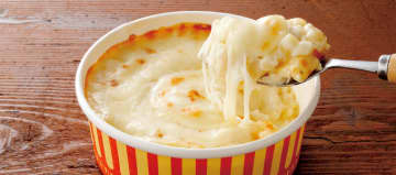 十勝産牛乳を使用し十勝で製造したモッツアレラチーズと、北海道産牛乳使用の十勝産パルメザンチーズのグラタンが税込321円! セイコーマートが「2種の十勝チーズ入りグラタン」を発売