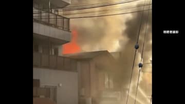 火災で激しい黒煙吹き出す　ラーメン店など入る2階建て全焼　埼玉・朝霞市