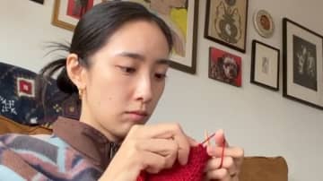 「天才！」浅野忠信の妻・中田クルミ 手編みで流行のスカーフ制作に「欲しい」と反響！自宅で熱心に取り組む姿や実際に着こなす姿も披露