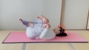 【寝たままでOK】朝のガチガチに効く！「股関節・腰・背中」をほぐすピラティス