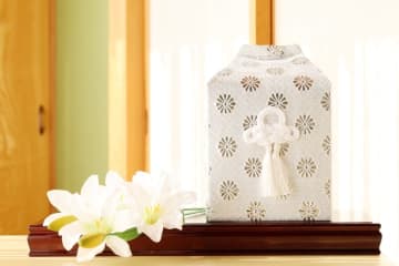 「火葬待ち」が増えているらしく、安置期間が長くなるほど費用がかさむそうです。実際どれくらい変動があるのでしょうか。