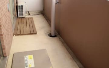 “隣人ガチャ”で大ハズレを引いた結果　昼夜問わずベランダで「セリフを叫び続け、歌い出す」隣人に衝撃