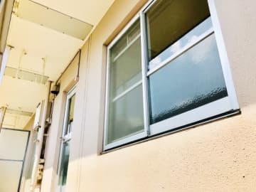 「かくまってほしい」朝、ベランダから窓をノックする音… 開けると隣人女性が　その直後、元カレが玄関ドアを叩き始め…壮絶修羅場エピソード