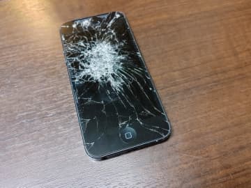 悲劇！スマホを車の上に置き忘れ、そのまま発進した30代男性　GPSで確認すると“路上ど真ん中”、やっと見つけたスマホは……