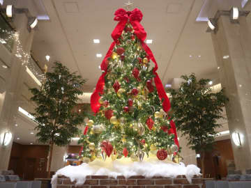 【岡山駅直結の華やぎ】ホテルグランヴィア岡山が赤×金のクラシカルなクリスマス装飾をスタート！限定ディナー＆プライベート宿泊プランも！