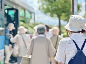 後期高齢者 医療費の自己負担が 1割から “2割” に引き上げられ ”7割” が『負担感が重い』と回答 「受診できなくなる」の声も ネットで話題に「いやいや現役世代は3割負担なんだから2割負担でもいいほうですよ、と言いたいんだけど」「暇つぶしで整形外科に通っている人多いよね。電気当てるだけなのに」