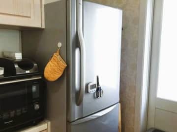 【100均活用】冷蔵庫のドアポケットが使いやすくなる"ナナメ置き"収納。この手があったか～！