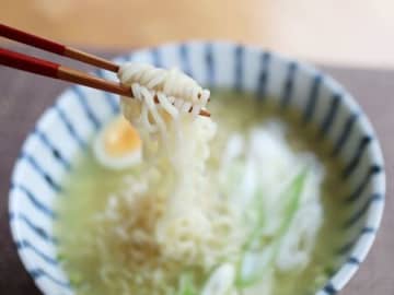 『インスタント麺』がモッチモチ食感に進化！〈必要なのは1つだけ〉知っているとうれしい裏ワザとは♪