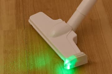ヘッドに付けるだけでホコリが見えやすく！ スリコの掃除機用LEDライト