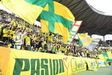 Jクラブの記念ユニが話題沸騰「これは買う！」　黄金期を連想…オマージュ感じる一着が「かっこいい」