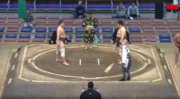 「え、なんで坊主？」「何事？」大相撲、土俵下で驚きの光景…親方の行動にファン困惑、感動も 最初の取組での一コマに反響広がる