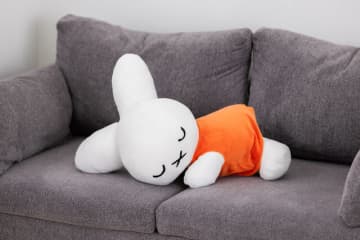 「ミッフィー」誕生70周年を記念した特大ぬいぐるみが発売決定！すやすや寝ている姿が可愛い