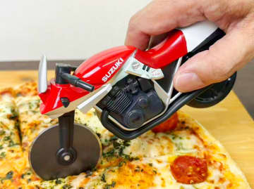 スズキの名車KATANAがピザカッターに