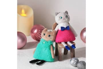 カルディ、お洒落したネコちゃんがかわいいクリスマスチャーム「モコネコモカちゃん」「くたくたグレーネコちゃん」発売