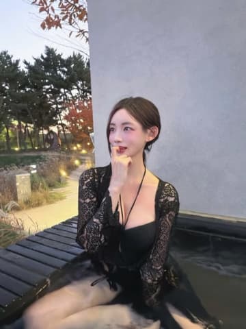 こぼれ落ちそうなボリューム感…韓国の人気女性アナ、濡れ髪のスイムウェアSHOTでファン魅了【PHOTO】