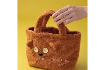 カルディ「ミニオンズ」のボブが持っている“ティム”モチーフの「もこもこバッグ」発売