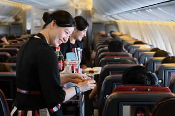 JALグループ、CA・地上係員のスニーカー着用解禁　11月13日から