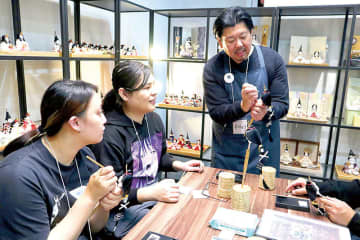 「着せ恋」のモデル　さいたまの人形店でワークショップ　アニメのファンら15人がひな人形の頭づくりに挑戦　「五条君になりきって、意外とうまくできた」