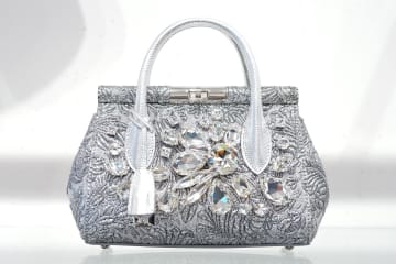 ドルチェ＆ガッバーナ“クリスタル輝く”銀色ハンドバッグ、チャームやヒールサンダルも