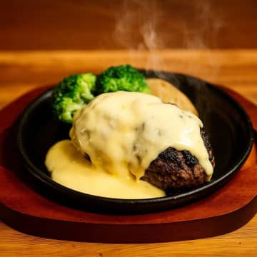 【新宿三丁目】ラム肉専門店が放つ「背徳ランチ」爆誕！羊乳チーズ＆旨塩で味わう100%ラムWハンバーグ御膳が平日限定で登場！