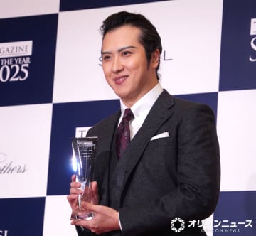 スーツ・オブ・ザ・イヤーに尾上松也　オールバック＆黒の背広で授賞式に出席　スポーツ部門では池江璃花子が受賞