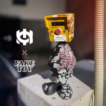 ステッカーだらけの押しボタン箱フィギュアが爆ポップ！ ゆうたONE×FAKETOYがコラボ