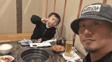 中田翔「羨ましすぎます」男3人焼肉ショットにファンほっこり　「優しいパパすぎる」「大きくなぁれ」