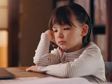 子どもがイライラして怒りっぽい。何を疑う？診療現場での経験を精神科医飯島先生にお伺いしました