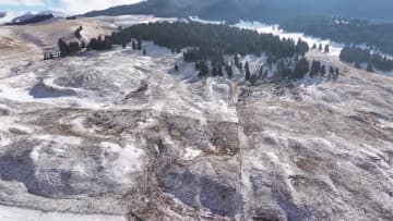 雪の後の野狼谷に広がる水墨画の世界　中国・新疆昭蘇県