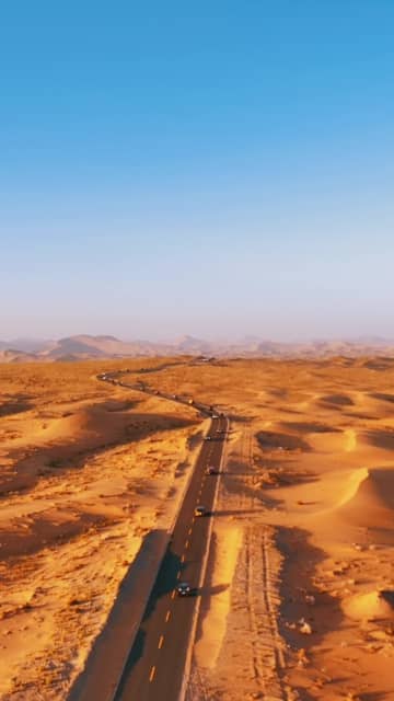 バダインジャラン砂漠を貫く美しい道路　中国内モンゴル自治区