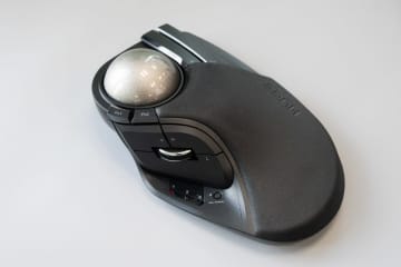 エレコム、52mm径の大玉トラックボール「HUGE PLUS」。無線/有線両対応、ベアリング支持体を採用