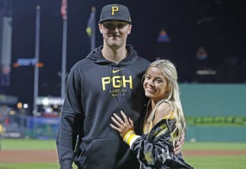 【MLB】サイ・ヤング賞スキーンズ　恋人ダンさんが黒いドレスで大喜び「キャー！」