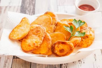 料理研究家ゆかり『ガーリックフライドポテト』の作り方を公開！ノンフライでサクサクで取り合い間違いなし。主婦からも「皮付きで簡単」「パーティーにピッタリ」の声